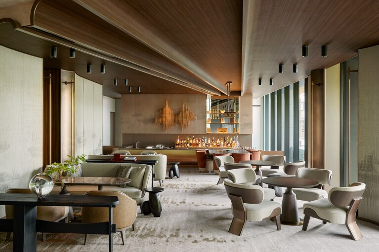 洗練された空間に温かな光が差し込む、1階のロビーラウンジ「The Gallery（ザ・ギャラリー）」。