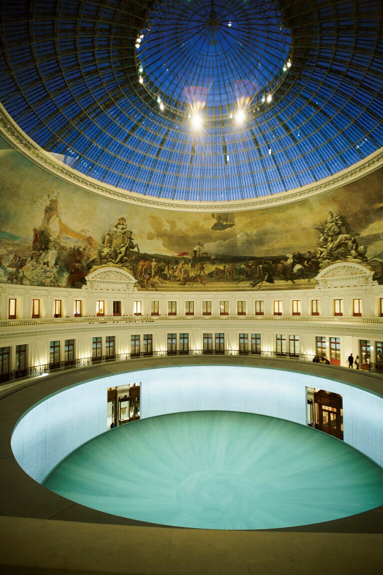 ガラス屋根、五大陸の交易をテーマにしたフレスコ画、コンクリートの円筒が織りなす稀有な空間。