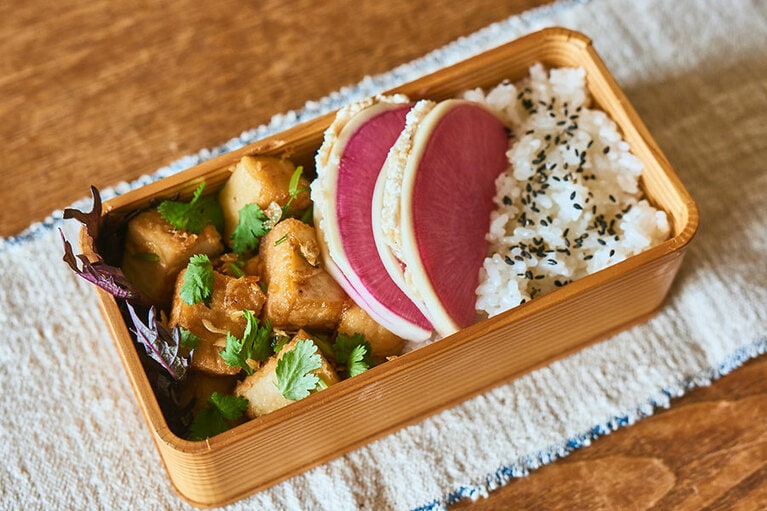 厚揚げが地味な分、パクチーを目立たせ、副菜の紅芯大根の色合いをポイントに。