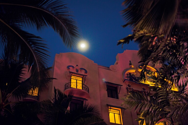 6月の日没は7時すぎ。通りの喧騒を感じず静寂に包まれた中庭。