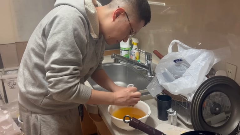 「【M-1】銀次チャーハンに欠かせない秘伝のドン底ネギ油を作る。そのついでにネギ焼きとニンニク焼きも作って食べ、おじさんパーカー問題について語り合う」（1月17日公開）も話題に（YouTube「それいけ益々荘」より）。