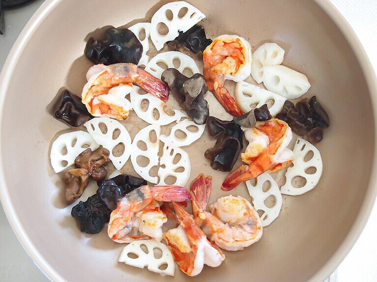 (5) 海老に8割ほど火が通ったら、(1)の木耳、レンコンを入れて炒めます。