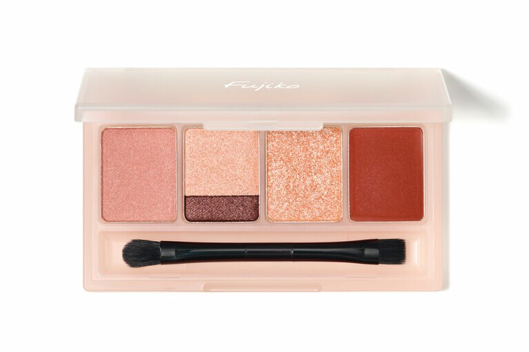 03 エモーショナルヌード。右端のテラコッタ系レッドはクリームタイプで、リップにもチークにも使える。クリームといっても、サラッとした使い心地のテクスチャー。ブラウンベージュ系のパウダーシャドウと合わせれば、秋冬の洗練された旬顔が作れる。