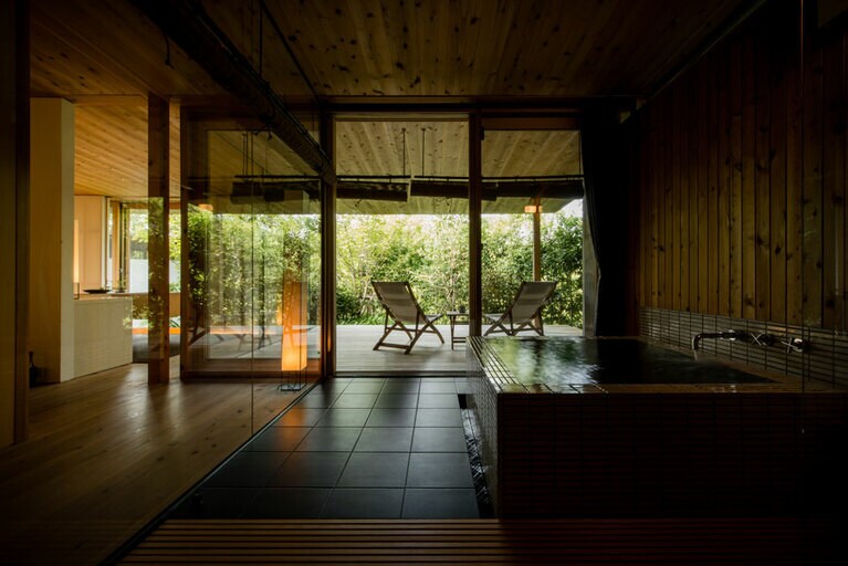 オーベルジュ内子［愛媛／大登温泉］プライベートヴィラ内風呂からの眺め。