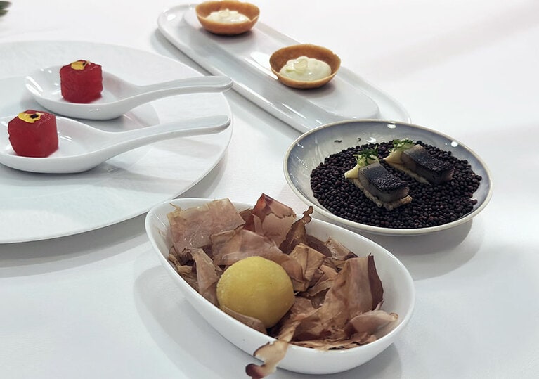 前菜は、ベトナムらしい鮮やかな食材をふんだんに使って。