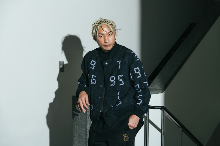 自身もダンサーとして活躍、初の著書『生きてりゃ踊るだろ』が注目を集める辻󠄀本知彦さん。