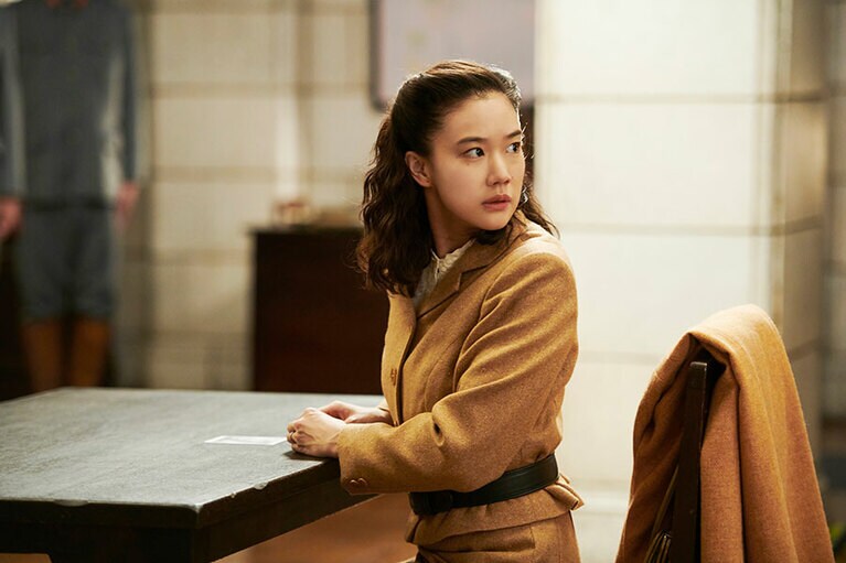 蒼井が演じるのは、反逆者として疑われる夫をひたむきに愛する妻・福原聡子。©2020 NHK, NEP, Incline, C&I