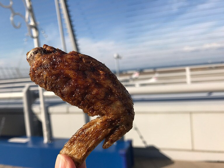 飛行機を眺めながらピリ辛の手羽先をいただく。強めに揚げてあるので香ばしくてビールが欲しくなる味だ。