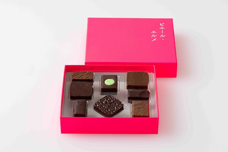 チョコレート8個詰め合わせ(パッションフルーツ風味ミルクチョコレート、スパイス入りフランボワーズガナッシュ、レモンゼスト入りアーモンドプラリネ、エクアドル産のチョコレートガナッシュ、ローストアマランサスシード入りベリーズ産チョコレートガナッシュ、バニラ風味ビターチョコレート、キャラメリゼしたミルクチョコレートガナッシュ、ピスタチオのショコラオマカロン) 3,510円。