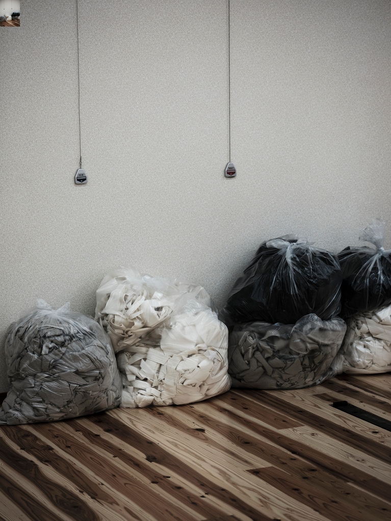 裁断くずを再利用して、再び服に生まれ変わらせるプロジェクト、アップサイクルリノ。この取り組みは、2021年度グッドデザイン賞を受賞した。