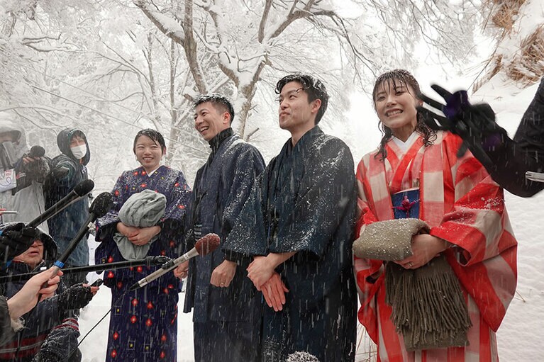 インタビューに答える岡田夫妻（左）、佐藤夫妻（右）。