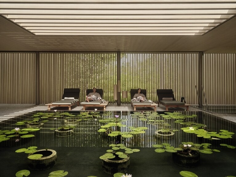 周囲の賑やかさから一転して、静けさに包まれたスパ。