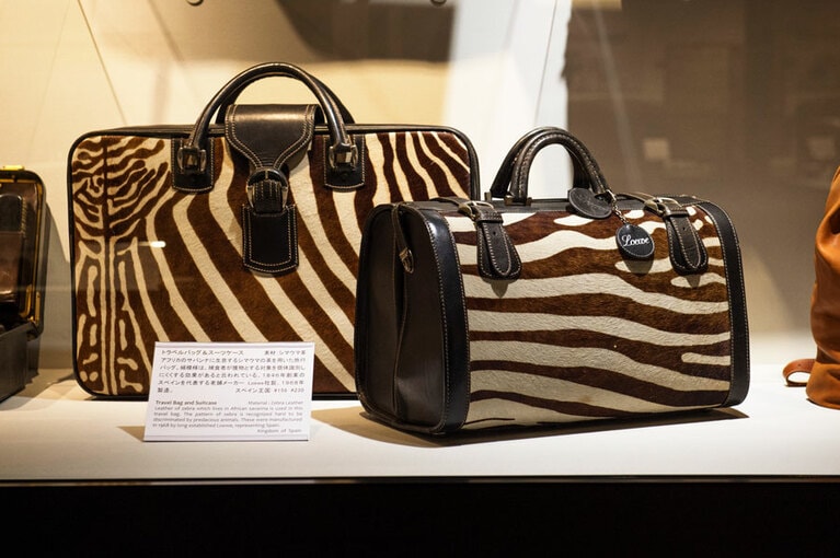 1968年、ロエベ社製造のシマウマ革バッグ。