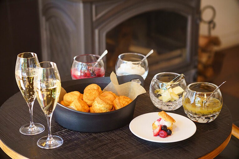 「森のひととき」（14:30～17:30）には、飲みものやおやつのサービスが。