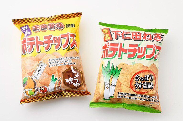 【群馬県】左から：つるまい本舗の「群馬正田醤油使用ポテトチップス」「群馬下仁田ねぎポテトチップス」各360円(145g)。