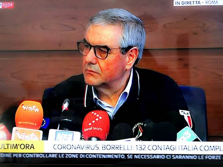 日々の感染状況や対策をライブで記者会見するボレッリ国家市民保護局長。丁寧な透明性のある対応でファンが密かに急増中。