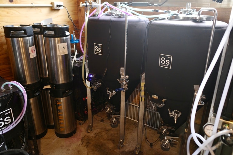 アメリカから輸入した醸造タンク。今後、ブリュワリーを移転し規模拡大の計画があるのだとか。（撮影：一ノ瀬伸）