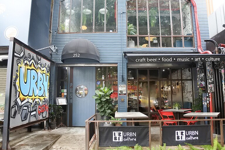「URBN culture」外観。天気のいい日はテラス席も気持ちがいい。
