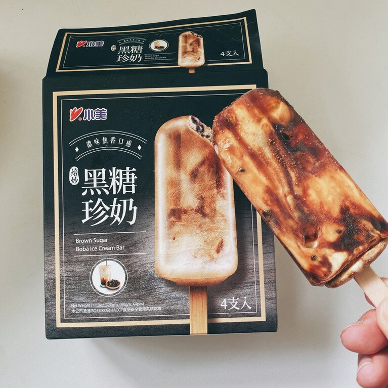 こちらがタピオカアイスブームを牽引する「小美」の「黒糖ボバアイス」。黒糖味がしっかりついた濃厚な口どけが人気。