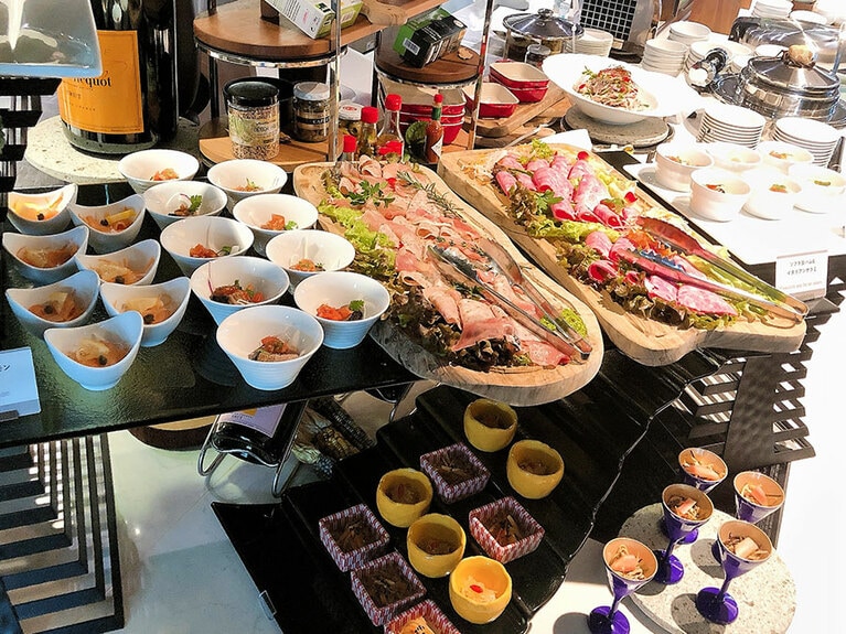 ライブ感のあるオープンキッチンとブッフェ。