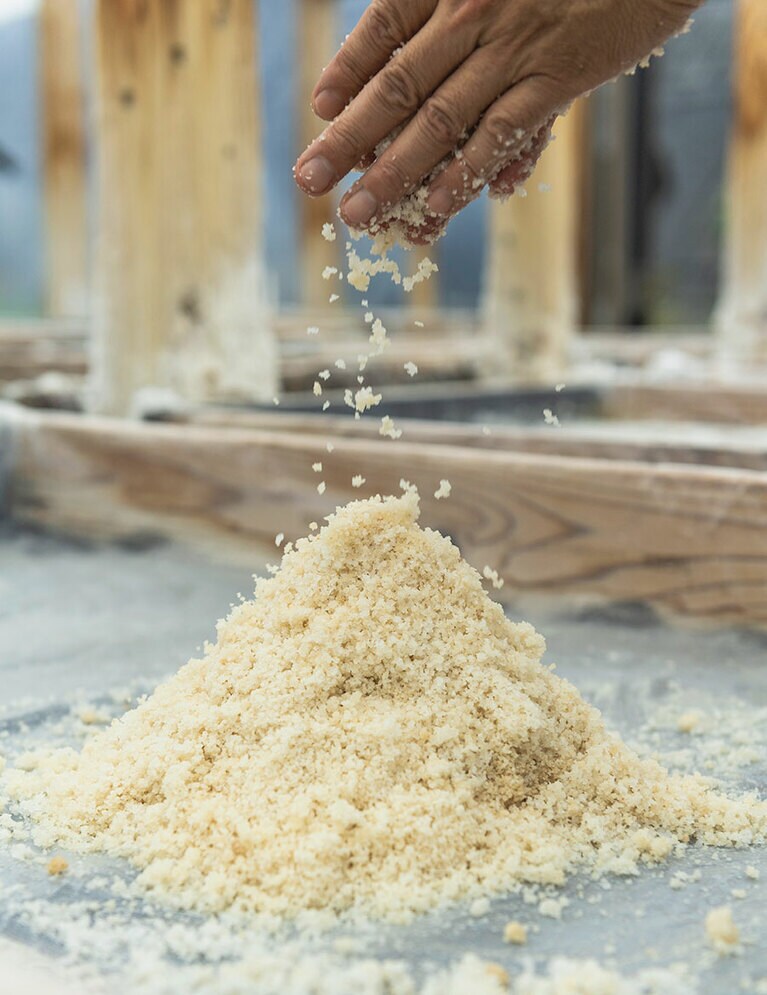 ハーブ塩は4年の歳月をかけたもの。