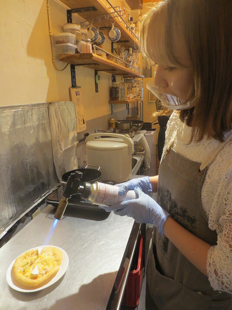 「チーズフォルマッジ」は、チーズをトッピングしてから最後にバーナーで炙る。