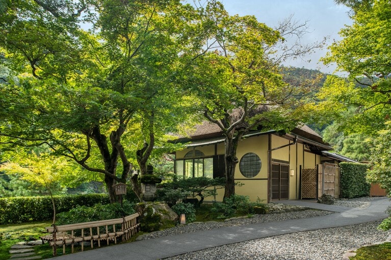 アフタヌーンティーを楽しむ舞台となるのは、ホテル敷地内にある、築100年を超える歴史的建造物「八賞軒」の伝統を現代に継承する「茶寮 八翠」。