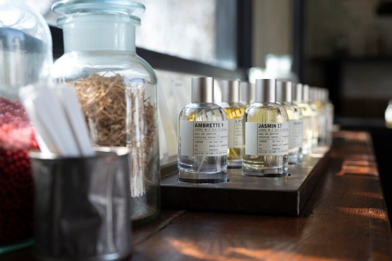 クラシック コレクションの香りは全て試すことができる。在庫が売り切れてしまった場合は、トラック内でオンラインオーダーすることで送料無料にも。