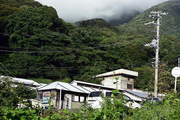 山が集落のすぐそばまで迫っています。