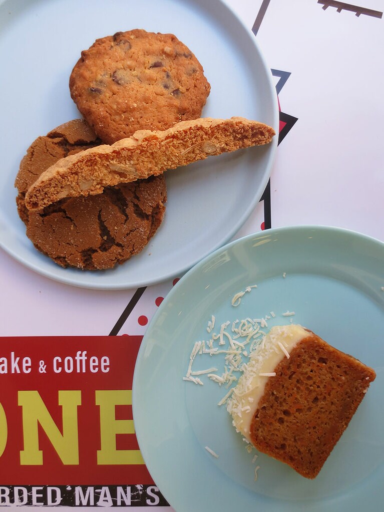 左上「ダブルチョコチャンククッキー」220円、「ココナッツビスコッティ」2本200円、「マカダミアチャンククッキー」220円、右下「キャロットケーキ」350円。