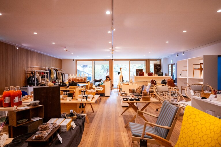 宿泊棟にあるライフスタイルショップ「craft＆products THEMA」。椅子や洋服、土鍋に味噌、ふっくらとした肌ざわりのオリジナルのタオルまで。