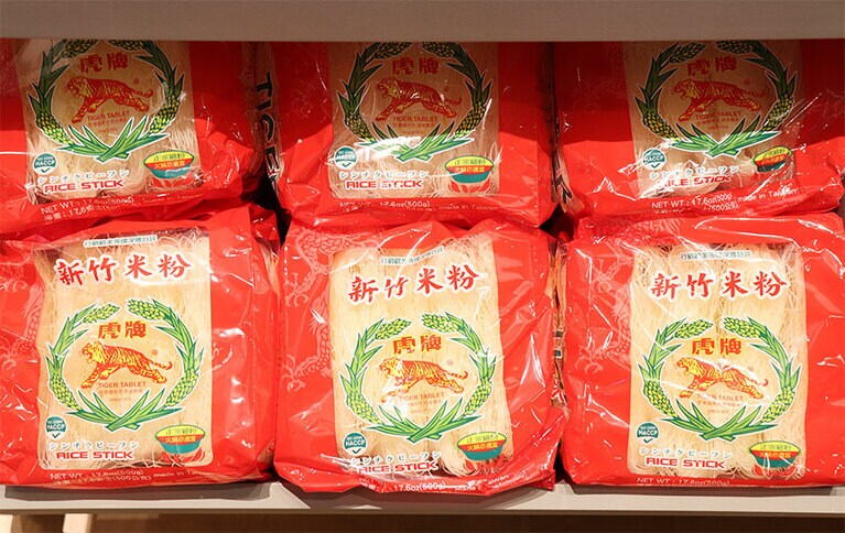 ビーフン(写真)やピータンなど、台湾の食品も充実。