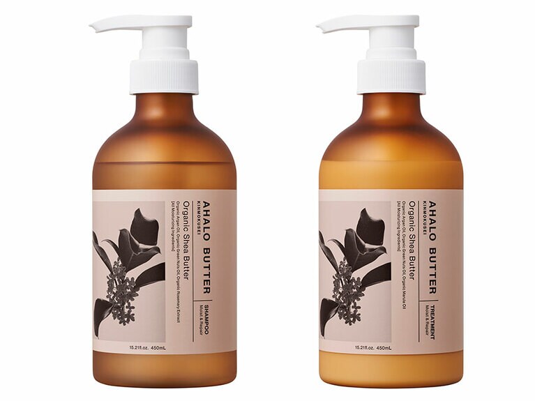 厳選したオーガニック成分と高機能成分を配合した、保湿に特化したヘアケアライン。オーガニックシアバターが溶け込むようになじみ、ベタつかないのにしっとりまとまりやすい髪に導く。さらにアルガンオイル、グリーンナッツオイル、マルラオイルなど植物由来のオイルを贅沢に配合。手触りがしっとり柔らかく。左から、アハロバター モイスト＆リペア シャンプー（キンモクセイの香り）450mL、アハロバター モイスト＆リペア ヘアトリートメント（キンモクセイの香り）450mL。