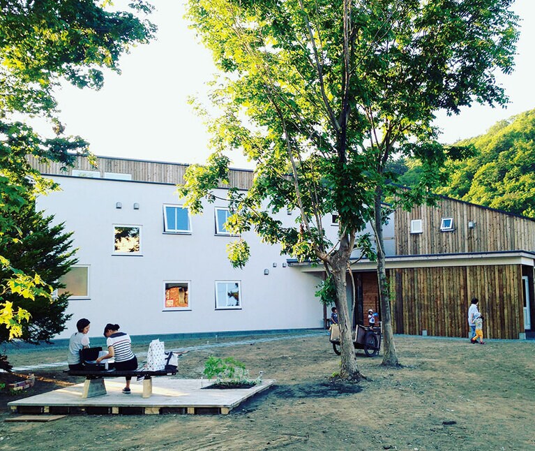 自然の起伏を活かしたバックヤードガーデン。