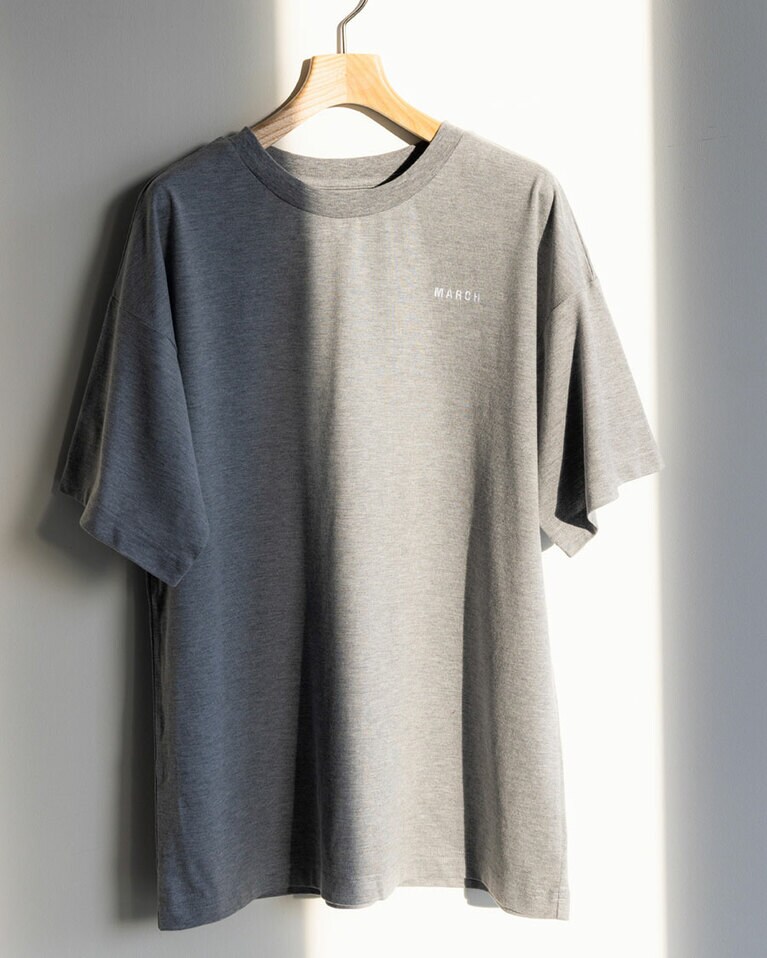 MARCH TEE 6,050円(税込)、M／L 2色展開(ミックスグレー、ホワイト)。