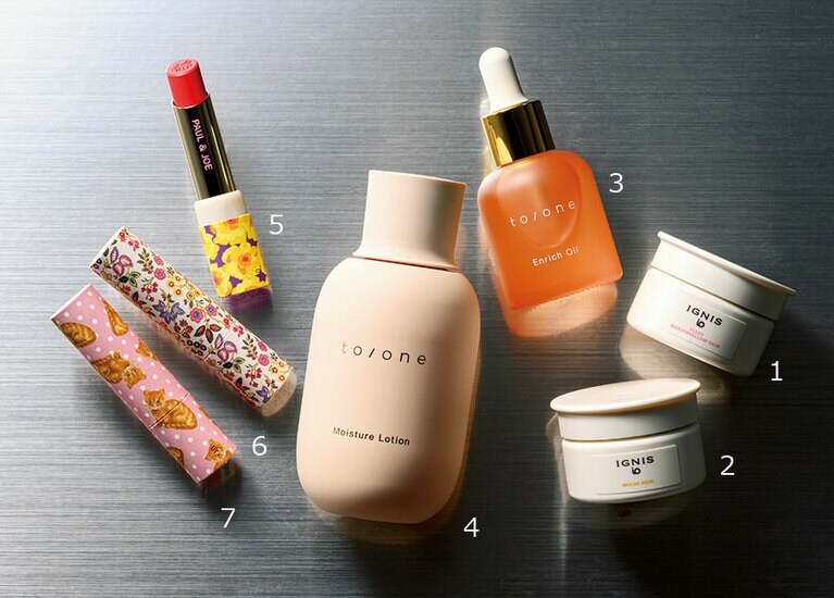 1・2：上げ底なく正直な小さい容器のクリーム。(1 イオ フラッフ マシュマロスキン 30g 2,200円、2 イオ もちスキン 30g 2,860円)／イグニス
3・4：ボトルは再生プラスチック使用率90％以上、リサイクル可能なガラスを採用。(3 エンリッチ オイルM 30mL 4,950円、4 モイスチャー ローションM 155mL 3,740円)／トーン
5～7：レフィルを入れ替えて長く使いたい紙製ケース。リップスティック ケース CS 新3種(5 068、6 066、7 067)各1,100円(2022年1月5日[水]発売。リップスティックのレフィルは別売り2,200)／ポール＆ジョー ボーテ