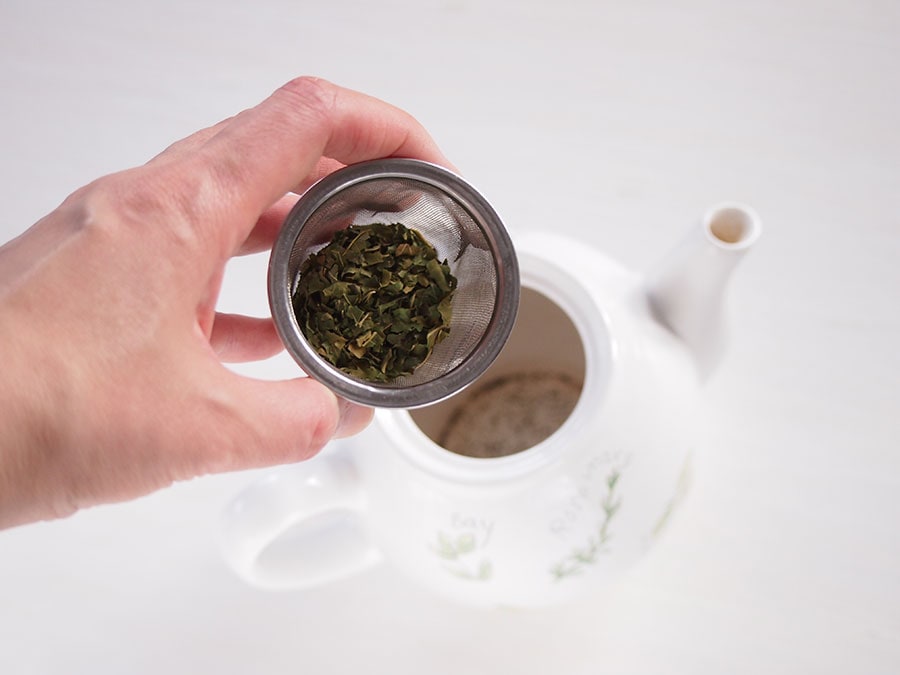 ポットに緑茶、桑の葉を入れて湯を注ぐ。