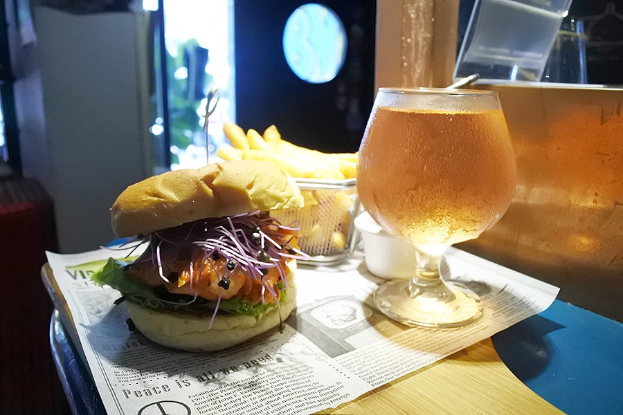 オール植物性のハンバーガー「全植泡菜美乃滋」(320元)はテンペや雑穀で作ったパテとキムチマヨネーズが特徴。臺虎のビールとともに。