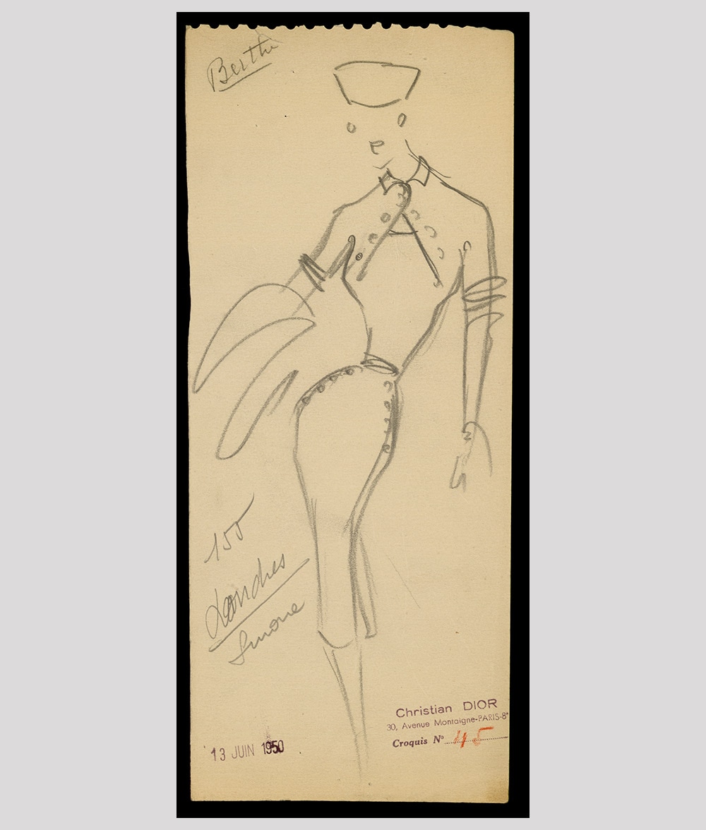 最初のギャラリーに展示されているディオール本人の手によるスケッチ。1950年秋冬のオートクチュール・コレクション用に描いたもの。©Christian Dior