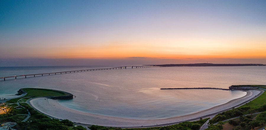 宮古島の西に位置する「みやこサンセットビーチ」と、伊良部大橋。