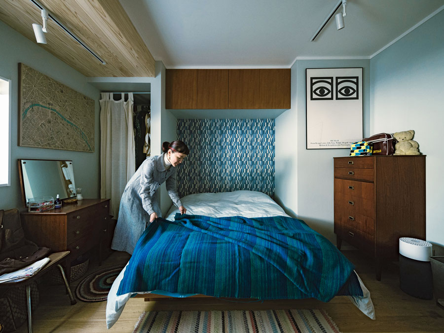 形の北欧の軽い贅沢な絨毯の寝室の客間は椅子のベッドサイドを回転して