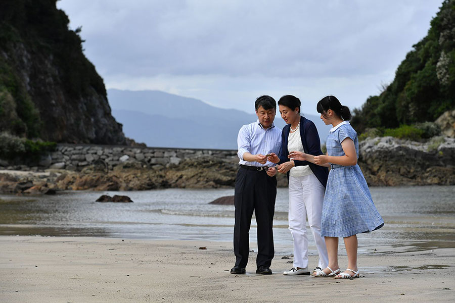 18年8月、須崎御用邸内の三井浜を散策されるご一家。©JMPA