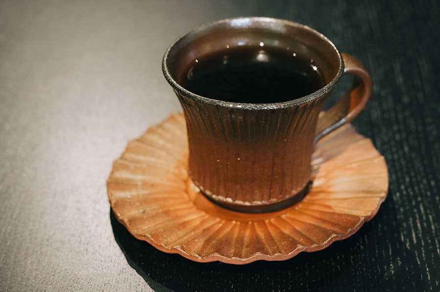 ドリップコーヒー（グァテマラ・550円）。豆はシングルでコロンビアも。備前焼の口当たりがコーヒーとも相性よし。