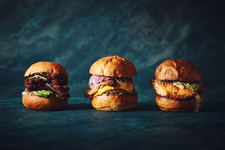 「Home バーガー 牛パティ」（写真中央）は、こだわりの自家製バンズに、分厚い和牛パティとマッシュルーム、"わさびマヨネーズ"がアクセントになったハンバーガー。