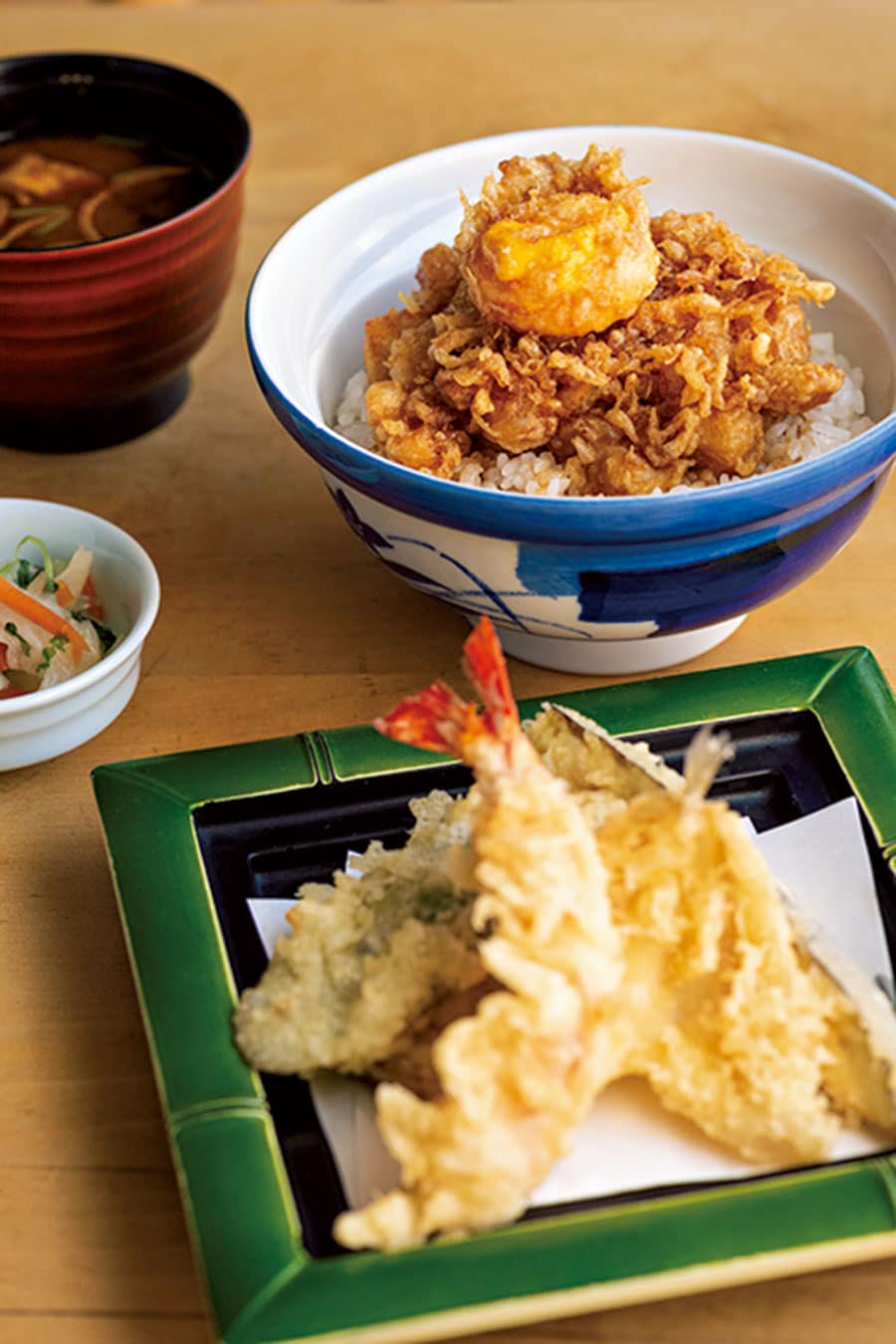 身のっけ定食 1,300円。かき揚げの上に黄身だけの天ぷらが。箸で割ると半熟卵黄がトロリ。エビ、キス、野菜3種の天ぷらも付いてボリュームたっぷり。味噌汁、香の物付き。