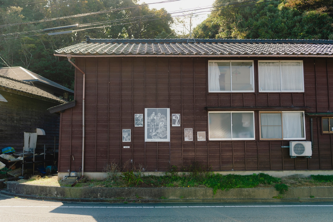 屋外版画美術館と呼ばれるのも納得の町並み。佐渡ならではの空間だ。