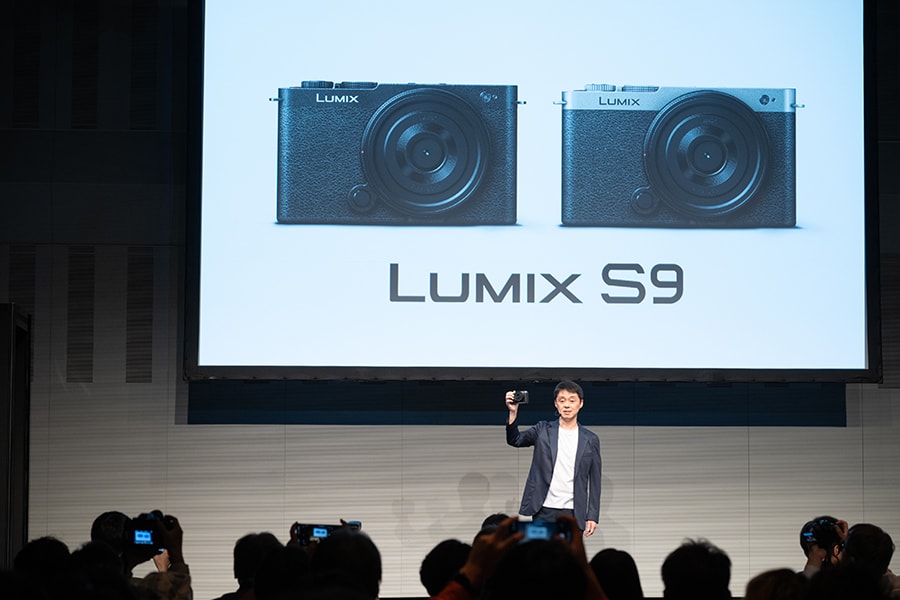 「LUMIX S9」発表会より。LUMIXの戦略についてプレゼンテーションする、パナソニック エンターテインメント＆コミュニケーション副社長執行役員 イメージングソリューション事業部長の津村敏行氏。