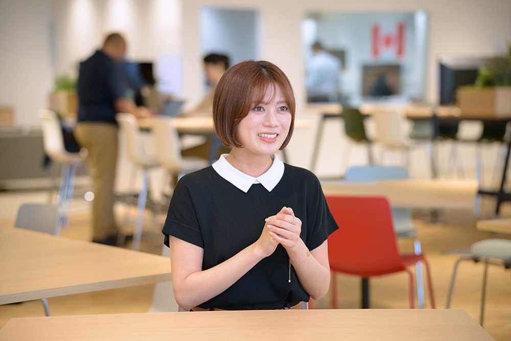 AIビジネスパートナーとして働く笹原千聖さん。