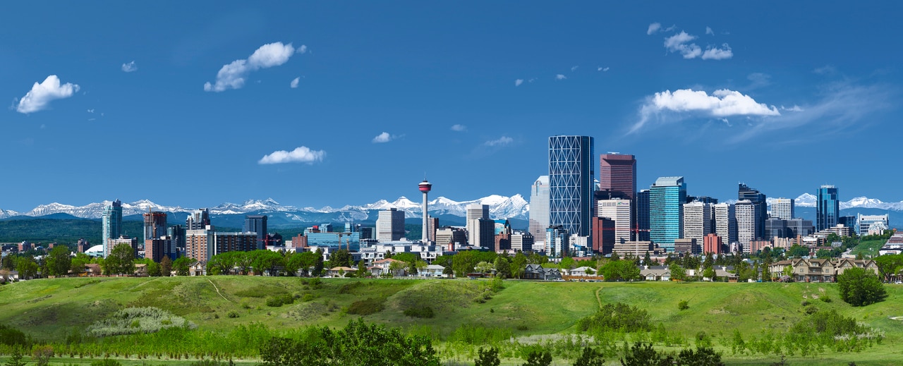 都会的な雰囲気と豊かな自然が共生するカルガリー。©Tourism Calgary