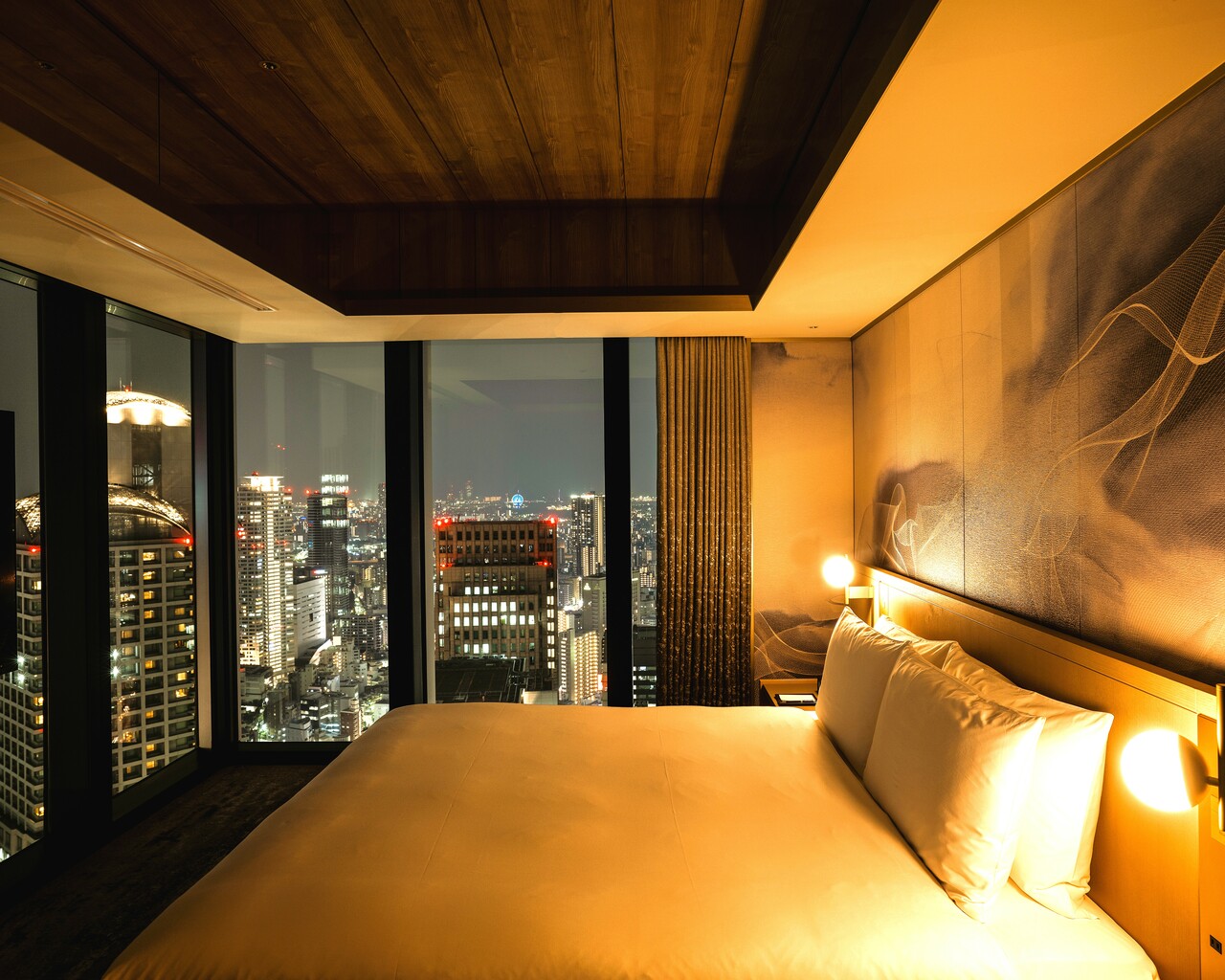 22:23 美食と美酒を堪能したあとは、幸せな余韻にひたりながら客室で夜景を満喫。安らぎのひとときをお休みまで。
